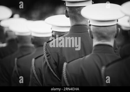 Die United States Marine Drum and Bugle Corps, wie der Kommandant Selbst bekannt, führt auf dem Sonnenuntergang Parade an der Iwo Jima Memorial, Arlington, Virginia, neben den nationalen Friedhof von Arlington. Stockfoto