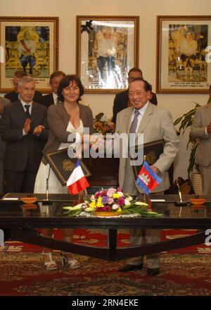 (150519) -- PHNOM PENH, 19. Mai 2015 -- der stellvertretende kambodschanische Premierminister und Außenminister Hor Namhong (Front R) gibt am 19. Mai 2015 in Phnom Penh, der Hauptstadt Kambodschas, die Hand mit dem französischen Staatssekretär für Entwicklung und der Francophonie Annick Girardin (Front L). Kambodscha und Frankreich unterzeichneten am Dienstag ein vierjähriges Orientierungs- und Kooperationsdokument (2015-2018) mit dem Ziel, die bilateralen Beziehungen und die Zusammenarbeit weiter auszubauen. KAMBODSCHA-PHNOM PENH-FRANKREICH-KOOPERATIONSDOKUMENT Sovannara PUBLICATIONxNOTxINxCHN 150519 Phnom Penh 19. Mai 2015 Stellvertretende kambodschanische Premierminister und Außenminister Stockfoto