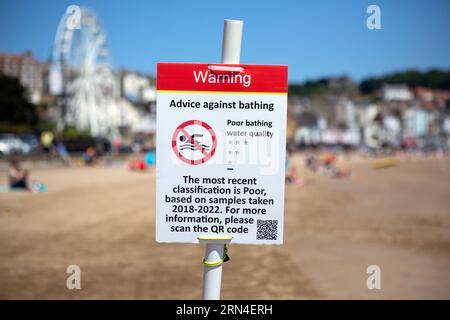 Warnschilder am Strand von Scarborough, North Yorkshire, wo das Meer unsicher ist, die Wasserqualität in Scarborough ist schlecht aufgrund der Auswirkungen von sewa Stockfoto