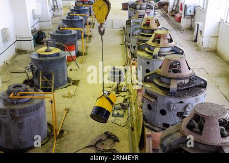 Motoren von Wasserpumpen in einer Wasserpumpstation. Pumpbewässerungssystem von Reisfeldern. Raumsteuerung und Instandhaltung der Elektromotoren der Pumpe Stockfoto