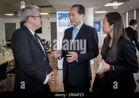 (150520) -- PARIS, 19. Mai 2015 -- Präsident der Xinhua-Nachrichtenagentur Cai Mingzhao (C) trifft sich am 19. Mai 2015 mit dem Vorsitzenden und CEO von Agence France-Presse (AFP) Emmanuel Hoog (L) in Paris, Frankreich. ) FRANKREICH-PARIS-CHINA-XINHUA-CAI MINGZHAO-AFP-EMMANUEL HOOG-MEETING ChenxXiaowei PUBLICATIONxNOTxINxCHN 150520 Paris 19. Mai 2015 XINHUA Nachrichtenagentur-Präsident Cai Mingzhao C trifft sich mit dem Vorsitzenden und CEO von Agence France Press AFP Emmanuel Hoog l in Paris Frankreich AM 19. Mai 2015 Stockfoto