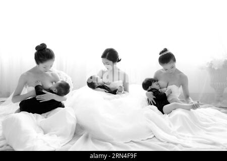 (150520) -- PEKING, 20. Mai 2015 -- Foto von La Leche League-China zeigt Mütter, die ihre Kinder stillen. Der 20. Mai ist Chinas nationaler Tag des Stillbewusstseins. Da die Aussprache von 520 nahe an I Love You liegt, fühlen sich viele Mütter sinnvoll, ihre Stillfotos öffentlich zu machen. La Leche League-China, ein Zweig einer internationalen Organisation, die Mutter-zu-Mutter-Unterstützung, Informationen und Unterstützung für das Stillen bietet, hat drei Jahre in Folge Kunstfotos von stillenden Müttern gesammelt. () (lfj) CHINA-STILLENDE TAGESKUNSTFOTOS (CN) Xinhua/La Stockfoto