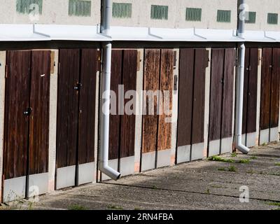 Reihe alter Garagen mit Holztüren in der Nähe des Wohnviertels. Stadtfoto. Roznov Pod Radhostem, Tschechische republik. Stockfoto