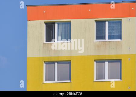 Farbenfroher Wohnblock in Wohngegend. Geometrische Linien. Stockfoto