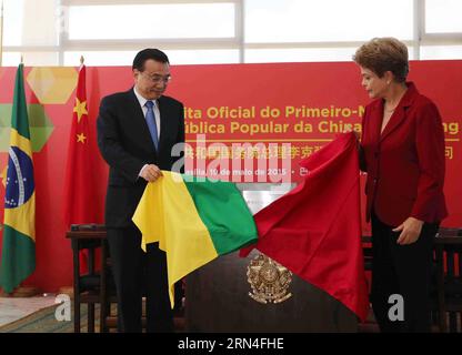 (150519) -- BRASILIA, 19. Mai 2015 -- der chinesische Premier Li Keqiang (L) und die brasilianische Präsidentin Dilma Rousseff nehmen am 19. Mai 2015 an einem Video-Spatenstich für das Projekt zur Übertragung von ultrahoher Spannung am Wasserkraftwerk Belo Monte in Brasilia, der Hauptstadt Brasiliens, Teil. Im Februar 2014 gewann China’s State Grid den Auftrag, Stromleitungen zum riesigen Belo-Monte-Damm am Xingu-Fluss im Bundesstaat Para im Norden Brasiliens zu bauen. (wf) BRASILIEN-BRASILIA-CHINESISCHE PREMIER-BRASILIANISCHE PRÄSIDENT-MACHT-PROJEKT LiuxWeibing PUBLICATIONxNOTxINxCHN 150519 Brasilia 19. Mai 2015 Chinesischer Premier lef Stockfoto