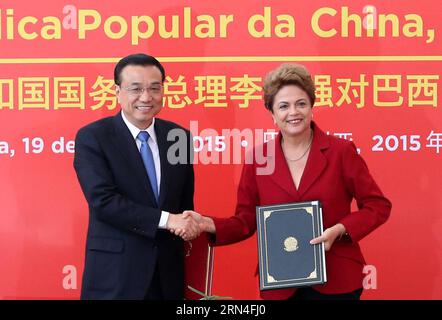 (150519) -- BRASILIA, 19. Mai 2015 -- der chinesische Premier Li Keqiang (L) gibt sich während einer Unterzeichnungszeremonie nach ihren Gesprächen in Brasilia, der Hauptstadt Brasiliens, am 19. Mai 2015 die Hände an die brasilianische Präsidentin Dilma Rousseff. Rousseff und Premierminister Li führten am Dienstag den Vorsitz bei der Unterzeichnung des Gemeinsamen Aktionsplans für den Zeitraum 2015-2021 und bei vielen Geschäftsabschlüssen zwischen brasilianischen und chinesischen Unternehmen während des Besuchs von Li. ) (wf) BRASILIEN-BRASILIA-CHINESISCHER PREMIER-BRASILIANISCHER PRÄSIDENT-GESPRÄCHE PangxXinglei PUBLICATIONxNOTxINxCHN 150519 Brasilia 19. Mai 2015 der chinesische Premier Keqiang l gibt Brasilien die Hand Stockfoto