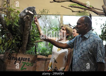 (150520) -- SINGAPUR, 20. Mai 2015 -- Singapurs Außenminister K. Shanmugam (R, Front) und australischer Außenminister Julie Bishop (L, Front) nehmen am 20. Mai 2015 an einer Enthüllungszeremonie im Zoo von Singapur Teil. Der Zoo von Singapur hielt am Mittwoch eine Enthüllungszeremonie ab, um die vier Koalas zu begrüßen, die aus Australien geliehen wurden, als Teil der Feierlichkeiten zum 50. Jahrestag der Aufnahme diplomatischer Beziehungen zwischen den beiden Ländern und Singapurs 50. Jahrestag der Unabhängigkeit. ) SINGAPUR-ZOO-AUSTRALIEN-KOALA ThenxChihxWey PUBLICATIONxNOTxINxCHN 150520 Singapur 20. Mai 2015 Sing Stockfoto