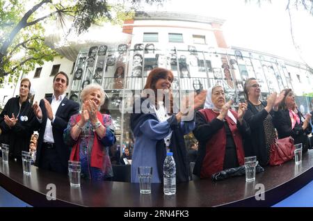 BUENOS AIRES, 19. Mai 2015 -- Argentinische Präsidentin Cristina Fernandez de Kirchner (C), Präsidentin der Organisation Abuelas de Plaza de Mayo, Estela de Carlotto (3. L) und Präsidentin der Organisation Madres de Plaza de Mayo Hebe de Bonafini (3. R) nehmen Sie am 19. Mai 2015 an der Eröffnungszeremonie der Gedenkstätte im ehemaligen geheimen Internierungslager der Navy s Mechanics School (ESMA) in Buenos Aires, Argentinien, Teil. NOTIMEX) (dzl) ARGENTINA-BUENOS AIRES-FERNANDEZ-MEMORY SITE e NOTIMEX PUBLICATIONxNOTxINxCHN Buenos Aires 19. Mai 2015 Argentinische Präsidentin Cristina Fernandez de Kirchn Stockfoto