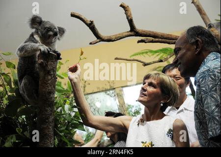 (150520) -- SINGAPUR, 20. Mai 2015 -- Singapurs Außenminister K. Shanmugam (R, Front) und australischer Außenminister Julie Bishop (L, Front) nehmen am 20. Mai 2015 an einer Enthüllungszeremonie im Zoo von Singapur Teil. Der Zoo von Singapur hielt am Mittwoch eine Enthüllungszeremonie ab, um die vier Koalas zu begrüßen, die aus Australien geliehen wurden, als Teil der Feierlichkeiten zum 50. Jahrestag der Aufnahme diplomatischer Beziehungen zwischen den beiden Ländern und Singapurs 50. Jahrestag der Unabhängigkeit. ) SINGAPUR-ZOO-AUSTRALIEN-KOALA ThenxChihxWey PUBLICATIONxNOTxINxCHN 150520 Singapur 20. Mai 2015 Sing Stockfoto