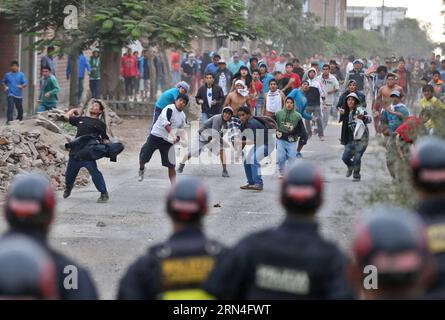LIMA, 19. Mai 2015 -- Menschen, die in eine archäologische Zone einmarschieren, treffen auf Polizisten, im Sektor Tablada de Lurin, in Villa Maria del Triunfo, Departement Lima, Peru, 19. Mai 2015. Laut der lokalen Presse stieß die Polizei auf Menschen, die während ihrer Räumung in eine archäologische Zone eingedrungen waren, wobei mindestens drei Polizisten verwundet und 10 Personen verhaftet wurden. Oscar Farje Gomero/ANDINA) PERU-LIMA-SOCIETY-EVICTION e ANDINA PUBLICATIONxNOTxINxCHN Lima 19. Mai 2015 Prominente, die in die archäologische Zone einmarschieren, treffen mit Polizisten in Tablada de Sector in Villa Mary del Triunfo Lima Department Peru M zusammen Stockfoto