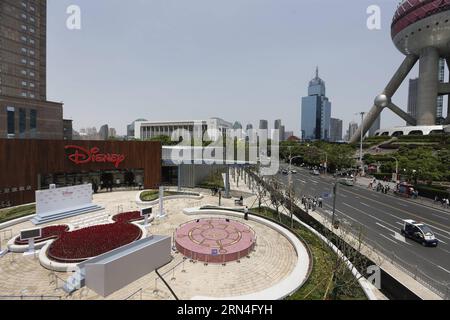 (150520) -- SHANGHAI, 20. Mai 2015 -- Foto aufgenommen am 20. Mai 2015 zeigt das Äußere des Disney Flagship Stores in Shanghai, Ostchina. Das Geschäft, das eine Fläche von 5.860 Quadratmetern im Geschäftsviertel Lujiazui einnimmt, wurde am Mittwoch eröffnet. ) (wyo) CHINA-SHANGHAI-DISNEY STORE-OPENING (CN) DingxTing PUBLICATIONxNOTxINxCHN 150520 Shanghai 20. Mai 2015 Foto aufgenommen AM 20. Mai 2015 zeigt die Außenseite des Disney Flagship Store in Shanghai Ostchina der Store nimmt eine Fläche von 5 860 QUADRATMETERN im Lujiazui Business District ein, was AM Mittwoch wyo China eröffnet wurde Shanghai Disney Sto Stockfoto