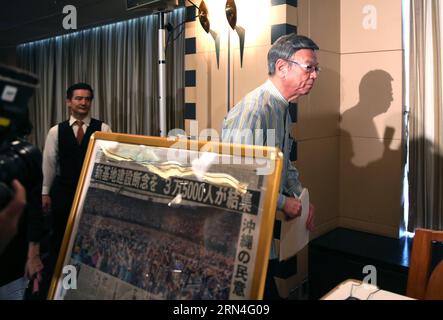 (150520) -- TOKIO, 20. Mai 2015 -- Japans Okinawan-Gouverneur Takeshi Onaga (R) hält eine Pressekonferenz im Foreign Correspondents Club in Tokio, Japan, am 20. Mai 2015 ab. Onaga sagte, dass US-Basen in Japan, die von Okinawa gehostet werden, die lokale wirtschaftliche Entwicklung ernsthaft beschädigt haben und forderte die Zentralregierung auf, den Bau einer neuen Basis in der Gegend um Henoko in der Präfektur Okinawa einzustellen. ) JAPAN-TOKIO-OKINAWA BASE-PRESS CONFERENCE LiuxTian PUBLICATIONxNOTxINxCHN 150520 TOKIO 20. Mai 2015 Takeshi Onaga r, Gouverneur von Japan S Okinawan, hält AM 20. Mai 2015 Ona eine Pressekonferenz IM Foreign Correspondents Club in Tokio ab Stockfoto