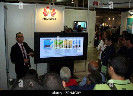 (150520) -- HAVANNA, 20. Mai 2015 -- Bild aufgenommen am 21. März 2013 zeigt einen Mitarbeiter des chinesischen Unternehmens Huawei, der während der 15. Internationalen Computerkonvention und -Messe in Havanna, der Hauptstadt Kubas, neue Produkte vorstellte. Das chinesische Telekommunikationsunternehmen Huawei ist in Lateinamerika erfolgreich, da es als Anbieter von Hardware gewachsen ist und mit lokalen Partnern für Untersuchungen und Innovationen zusammenarbeitet. ) (Da) CUBA-HAVANA-TECHNOLOGY-HUAWEI LinxRuxuan PUBLICATIONxNOTxINxCHN 150520 Havanna 20. Mai 2015 Bild aufgenommen AM 21. März 2013 zeigt dem Mitarbeiter des chinesischen Unternehmens Huawei Presenting New Stockfoto