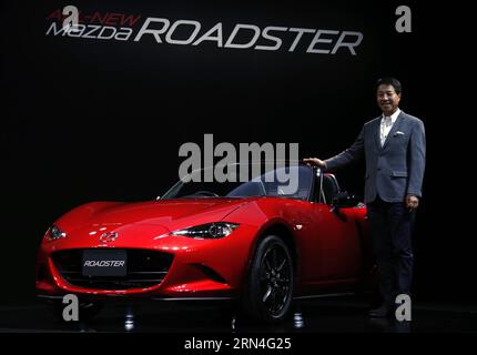 (150520) -- TOKIO, 20. Mai 2015 -- Japans Autohersteller Mazda Motor Corp Präsident und CEO Masamichi Kogai posiert für Fotos mit einem neuen Modell von Roadstar während einer Pressekonferenz, um sein neues Modell von Roadstar in Tokio, Japan, am 20. Mai 2015 zu enthüllen. Die 4. Generation von Roadstar wird am 21. Mai auf den Markt kommen, mit einem Preis von 2.494.800 JPY (20.707 US-Dollar). ) JAPAN-TOKIO-AUTO-MAZDA-NEUES MODELL Stringer PUBLICATIONxNOTxINxCHN 150520 Tokio 20. Mai 2015 der japanische Automobilhersteller Mazda Engine Corp. Präsident und CEO Masamichi Kogai posiert während einer Pressekonferenz für Fotos mit einem neuen Modell des Road Star Stockfoto