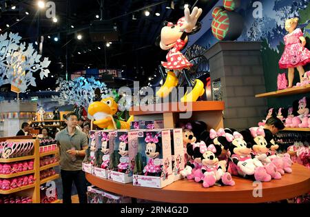 (150520) -- SHANGHAI, 20. Mai 2015 -- Menschen wählen Waren im Disney Flagship Store in Shanghai, Ostchina, 20. Mai 2015. Das Geschäft, das eine Fläche von 5.860 Quadratmetern im Geschäftsviertel Lujiazui einnimmt, wurde am Mittwoch eröffnet. ) (wyo) CHINA-SHANGHAI-DISNEY STORE-OPEN (CN) DingxTing PUBLICATIONxNOTxINxCHN 150520 Shanghai 20. Mai 2015 Prominente Wählen Sie Waren IM Disney Flagship Store in Shanghai Ostchina 20. Mai 2015 der Store mit einer Fläche von 5 860 QUADRATMETERN im Lujiazui Business District, was AM Mittwoch eröffnet wurde wyo China Shanghai Disney Store öffnen Sie CN DingxTing PUBL Stockfoto