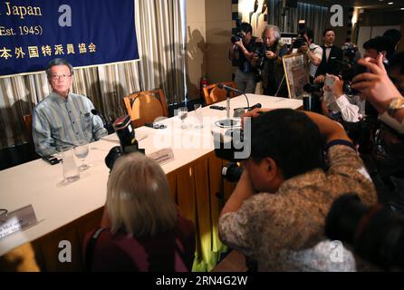 (150520) -- TOKIO, 20. Mai 2015 -- Japans Okinawa-Gouverneur Takeshi Onaga (L) hält eine Pressekonferenz im Foreign Correspondents Club in Tokio, Japan, am 20. Mai 2015 ab. Onaga sagte, dass US-Basen in Japan, die von Okinawa gehostet werden, die lokale wirtschaftliche Entwicklung ernsthaft beschädigt haben und forderte die Zentralregierung auf, den Bau einer neuen Basis in der Gegend um Henoko in der Präfektur Okinawa einzustellen. ) JAPAN-TOKIO-OKINAWA BASE-PRESS-KONFERENZ LiuxTian PUBLICATIONxNOTxINxCHN 150520 TOKIO 20. Mai 2015 Japans Okinawa-Gouverneur Takeshi Onaga l hält AM 20. Mai 2015 Onaga eine Pressekonferenz IM Foreign Correspondents Club in Tokio ab Stockfoto