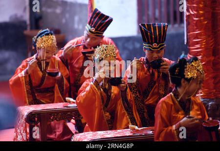 (150520) -- RUCHENG, 20. Mai 2015 -- Bräute und Bräutigame besuchen eine traditionelle Han-Hochzeit in einer Vorfahrthalle in Rucheng, Provinz Hunan, 20. Mai 2015. Der 20. Mai wird in chinesischer Sprache ähnlich wie wo ai Ni ausgesprochen, was „Ich liebe dich“ bedeutet, und am Mittwoch fand eine traditionelle Gruppenhochzeit für 10 Paare im Ahnensaal in Rucheng statt. Die Ahnensaal ist ein chinesischer Tempel, der vergöttlichten Ahnen und Vorfahren von Familiennamen oder Familien in der chinesischen Kultur gewidmet ist. Und heute ist der Stammsaal in Rucheng zum Ort des Schutzes und Erbes der Tradition geworden Stockfoto