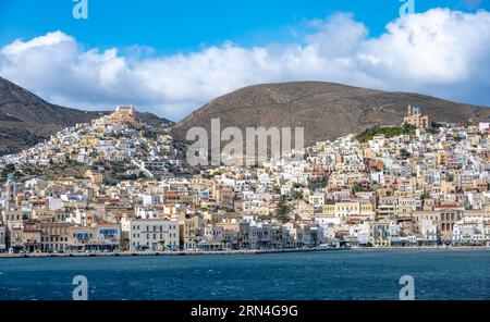 Blick auf die Stadt Ermoupoli, auf dem Hügel die Basilika San Giorgio in Ano Syros und die Anastasi-Kirche oder die Auferstehungskirche Syros Stockfoto