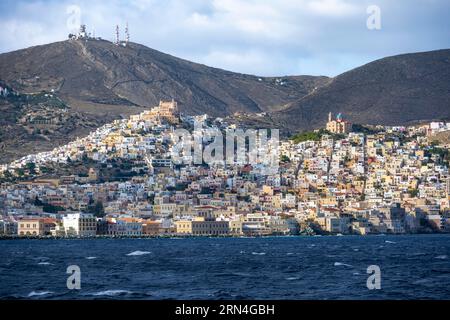 Blick auf die Stadt Ermoupoli, auf dem Hügel die Basilika San Giorgio in Ano Syros und die Anastasi-Kirche oder die Auferstehungskirche Syros Stockfoto