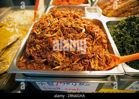 Kimchi-Krabben, Gwangjang-Markt, traditioneller Straßenmarkt in Jongno-gu, Seoul, Südkorea Stockfoto