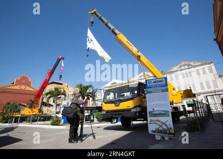 (150520) -- RIO DE JANEIRO, 20. Mai 2015 -- Ein Kameramann fotografiert Videoaufnahmen der Baumaschine von XCMG Brasilien auf der China Exposition of Equipments and Manufacturers in Rio de Janeiro, Brasilien, 20. Mai 2015. Rund 30 chinesische Unternehmen aus verschiedenen Branchen wie Energie, Telekommunikation und Informationstechnologie nahmen an der Ausstellung Teil, die hier am Mittwoch ihren Auftakt gab. ) BRASILIEN-RIO DE JANEIRO-AUSSTELLUNG XuxZijian PUBLICATIONxNOTxINxCHN 150520 Rio de Janeiro 20. Mai 2015 ein Kameramann fotografiert Videoaufnahmen der Baumaschine von XCMG Brasilien BEI der China Exposure of Equip Stockfoto