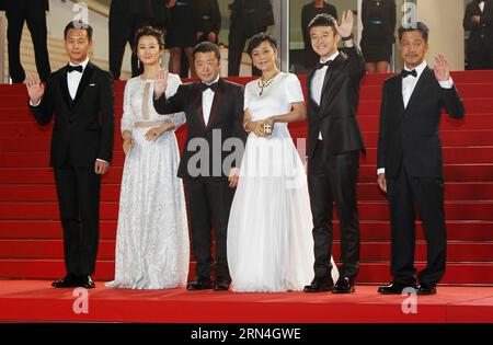 ROTER TEPPICH FÜR UNTERHALTUNG 68. Internationale Filmfestspiele von Cannes: Filmpremiere Shan He Gu Ren (150520) -- -- die chinesische Regisseurin Jia Zhangke (3., L) posiert auf dem Teppich mit den Schauspielern Zhao Tao (2. L) und Sylvia Chang (3., R), als sie zur Vorführung des Films „Mountains May“ ankommen, der am 19. Mai 2015 auf dem 68. Filmfestival von Cannes in Südfrankreich stattfindet. FRANKREICH-CANNES-BERGE DÜRFEN DIE VORFÜHRUNG von ZHOUxLEI PUBLICATIONxNOTxINxCHN Entertainment Red Carpet 68 International Film Festival von Cannes aus starten Filmpremiere Shan he GU Ren 150520 Chinesische Regisseurin Jia Zhangke 3 Stockfoto