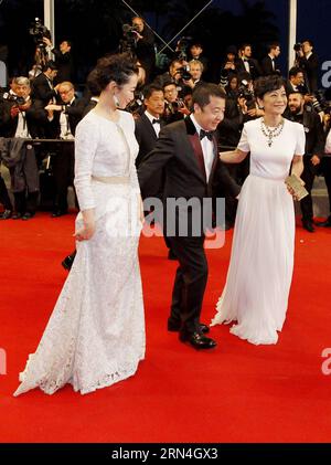 ROTER TEPPICH FÜR UNTERHALTUNG 68. Internationale Filmfestspiele von Cannes: Filmpremiere Shan He Gu Ren (150520) -- -- die chinesische Regisseurin Jia Zhangke (C) posiert auf dem Teppich mit den Schauspielern Zhao Tao (L) und Sylvia Chang, als sie für die Vorführung des Films Mountains May am 68. Cannes Film Festival in Cannes, Südfrankreich, am 19. Mai 2015 ankommen. FRANKREICH-CANNES-BERGE DÜRFEN DIE VORFÜHRUNG VON ZHOUxLEI PUBLICATIONxNOTxINxCHN Entertainment Red Carpet 68 Internationale Filmfestspiele von Cannes aus starten Filmpremiere Shan he GU Ren 150520 Chinesische Regisseurin Jia Zhangke C posiert AUF dem Teppich mit ca. Stockfoto