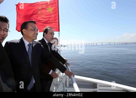 (150520) -- RIO DE JANEIRO, 20. Mai 2015 -- der chinesische Premier Li Keqiang (2. L) nimmt eine Fahrt mit einem chinesischen Fährboot in Rio de Janeiro, Brasilien, 20. Mai 2015. ) (wyo) BRASILIEN-RIO DE JANEIRO-CHINESE PREMIER-VISIT LiuxWeibing PUBLICATIONxNOTxINxCHN 150520 Rio de Janeiro 20. Mai 2015 Chinesischer Premier verließ Keqiang 2. L nimmt eine Fahrt MIT einer chinesischen Fähre in Rio de Janeiro Brasilien 20. Mai 2015 wyo Brasilien Rio de Janeiro Chinesischer Premier Visit LiuxWeibing PUBLICTxCHIOxN Stockfoto