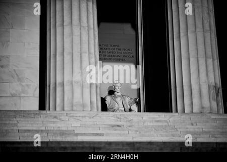 WASHINGTON, DC - das Lincoln Memorial befindet sich am westlichen Ende der Washington DC National Mall. Es liegt direkt nach Osten in Richtung Washington Monument und US Capitol Building. Die Hauptkammer ist in Form eines neoklassizistischen Tempels gestaltet und wird von einer großen Statue des sitzenden Präsidenten Abraham Lincoln dominiert. Es wurde von Daniel Chester French entworfen und 1920 fertiggestellt. Das Lincoln Memorial wurde im Mai 1922 eingeweiht. Stockfoto