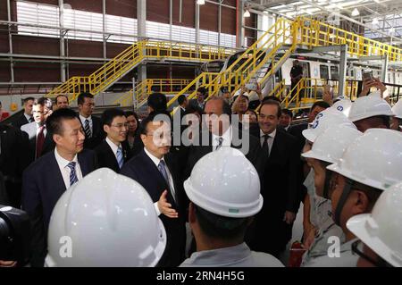(150520) -- RIO DE JANEIRO, 20. Mai 2015 -- der chinesische Premierminister Li Keqiang spricht mit Arbeitern in Rio de Janeiro, Brasilien, 20. Mai 2015. Li nahm am Mittwoch eine Fahrt mit einer chinesischen U-Bahn in Rio de Janeiro. ) (mt) BRASILIEN-RIO DE JANEIRO-CHINESISCHE PREMIER-VISIT LiuxWeibing PUBLICATIONxNOTxINxCHN 150520 Rio de Janeiro 20. Mai 2015 Chinesischer Premier verließ Keqiang Gespräche mit Arbeitern in Rio de Janeiro Brasilien 20. Mai 2015 Linke nahm AM Mittwoch in Rio de Janeiro eine Fahrt mit einer chinesischen U-Bahn chinesischer Premier besucht LiuxWeibing PUBLICATIONxNOTxINxCHN Stockfoto