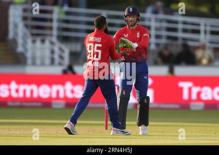 Der Engländer Adil Rashid feiert am Mittwoch, den 30. August 2023, gemeinsam mit Jos Buttler im Mens International T20 Match zwischen England und Neuseeland im Seat Unique Riverside, Chester le Street. (Foto: Mark Fletcher | MI News) Credit: MI News & Sport /Alamy Live News Stockfoto