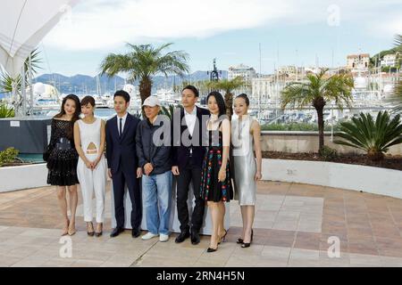 (150521) -- CANNES, 21. Mai 2015 -- (von links nach rechts) die Schauspieler Shu Qi, Hsieh Hsin-Ying, Tsumabuki Satoshi, Regisseur Hou Hsiao-Hsien, die Schauspieler Chang Chen, Zhou Yun und Sheu Fang-Yi posieren für Fotos für den Film nie Yinniang (der Assassine) beim Fotocall während des 68. Cannes Filmfestivals in Cannes, Frankreich, am 21. Mai 2015. Der Film Nie Yinniang (der Assassine) wurde am Donnerstag auf dem 68. Filmfestival in Cannes uraufgeführt. (Zhf) FRANCE-CANNES-FILM FESTIVAL-THE ASSASSIN-PHOTOCALL ZhouxLei PUBLICATIONxNOTxINxCHN 150521 Cannes 21. Mai 2015 von links nach rechts Cast Members Shu Qi Hsieh Stockfoto