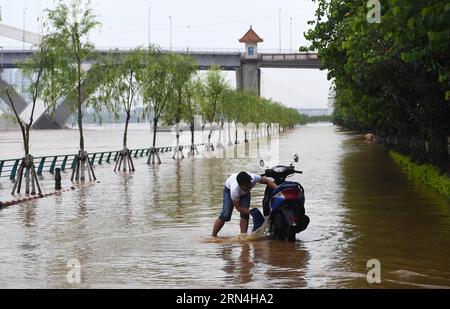 AKTUELLES ZEITGESCHEHEN Überschwemmungen im Südwesten Chinas (150521) -- LIUZHOU, 21. Mai 2015 -- Ein Bewohner räumt ein Motorrad auf einer überfluteten Straße in Liuzhou, Südwestchinas autonome Region Guangxi Zhuang, 21. Mai 2015. Es wird erwartet, dass die Regenfälle über Südchina anhalten, nachdem mindestens 15 Menschen getötet wurden und sieben seit dem Wochenende vermisst wurden. )(wyo) CHINA-GUANGXI-LIUZHOU-FLOOD (CN) LixBin PUBLICATIONxNOTxINxCHN Nachrichten aktuelle Ereignisse Überschwemmungen in Südwestchina 150521 Liuzhou 21. Mai 2015 ein Bewohner räumt ein Motorrad AUF einer überfluteten Straße in Liuzhou Südwestchina S Guangxi Zhuang A ab Stockfoto