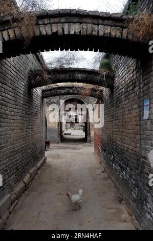 ZICHANG, 20. Mai 2015 -- Foto vom 20. Mai 2015 zeigt die Yards eines alten Herrenhauses in Anding, Stadt Zichang County, nordwestchinesische Provinz Shaanxi. Die 1.600 Jahre alte Stadt Anding hat gut erhaltene Zhongshan Mountain Grotten und andere Architekturen aus der Antike. ) (wf) CHINA-SHAANXI-STEHENDE ANTIKE STADT (CN) TaoxMing PUBLICATIONxNOTxINxCHN Zichang 20. Mai 2015 Foto aufgenommen AM 20. Mai 2015 zeigt die Yards von Ancient Mansion in Anding Town von Zichang County Nordwest China S Shaanxi Provinz die 1 600 Jahre alte Anding Stadt hat gut erhaltene Zhong Shan Berg Grotten und Oth Stockfoto