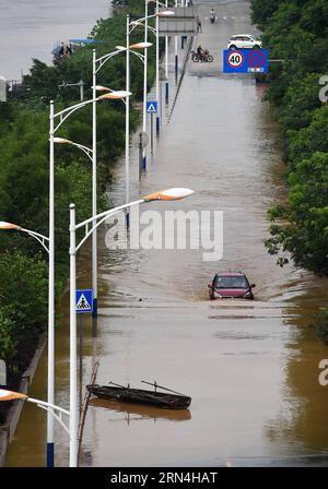 AKTUELLES ZEITGESCHEHEN Überschwemmungen im Südwesten Chinas (150521) -- LIUZHOU, 21. Mai 2015 -- Ein Auto fährt auf einer überfluteten Straße in Liuzhou, Südwestchinas autonome Region Guangxi Zhuang, 21. Mai 2015. Es wird erwartet, dass die Regenfälle über Südchina anhalten, nachdem mindestens 15 Menschen getötet wurden und sieben seit dem Wochenende vermisst wurden. )(wyo) CHINA-GUANGXI-LIUZHOU-FLOOD (CN) LixBin PUBLICATIONxNOTxINxCHN Nachrichten aktuelle Ereignisse Überschwemmungen in Südwestchina 150521 Liuzhou 21. Mai 2015 ein Auto fährt AUF einer überfluteten Straße in Liuzhou Südwestchina S Guangxi Zhuang Autonomous Region 21. Mai 2015 Regenstorm Stockfoto