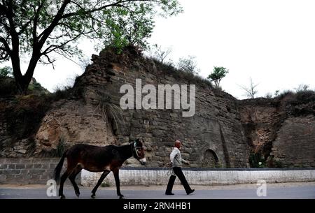 ZICHANG, 20. Mai 2015 -- Ein Bewohner spaziert am Standort des Westtores von Anding Town im Zichang County, nordwestchinesische Provinz Shaanxi, 20. Mai 2015. Die 1.600 Jahre alte Stadt Anding hat gut erhaltene Zhongshan Mountain Grotten und andere Architekturen aus der Antike. ) (wf) ) (wf) CHINA-SHAANXI-STEHENDE ANTIKE STADT (CN) TaoxMing PUBLICATIONxNOTxINxCHN Zichang 20. Mai 2015 ein Bewohner geht an der Stelle des WESTTORES der Anding-Stadt von Zichang County im Nordwesten Chinas S Shaanxi-Provinz 20. Mai 2015 vorbei. die 1 600 Jahre alte Anding-Stadt hat gut erhaltene Zhong Shan Mountain Grotten und Sonstiges Stockfoto