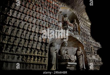 ZICHANG, 20. Mai 2015 -- Foto vom 20. Mai 2015 zeigt Buddha-Statuen in einer Grotte in der Stadt Anding im Kreis Zichang, Provinz Shaanxi im Nordwesten Chinas. Die 1.600 Jahre alte Stadt Anding hat gut erhaltene Zhongshan Mountain Grotten und andere Architekturen aus der Antike. ) (wf) CHINA-SHAANXI-STEHENDE ANTIKE STADT (CN) TaoxMing PUBLICATIONxNOTxINxCHN Zichang 20. Mai 2015 Foto aufgenommen AM 20. Mai 2015 zeigt Buddha-Statuen in einer Grotte in der Anding-Stadt des Zichang-Komitats Nordwest-China S Shaanxi-Provinz die 1 600 Jahre alte Anding-Stadt hat gut erhaltene Zhong Shan Mountain Grotten und andere Archit Stockfoto