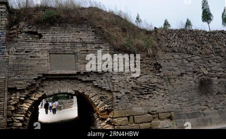 ZICHANG, 20. Mai 2015 -- Foto vom 20. Mai 2015 zeigt das Nordtor der Stadt Anding im Zichang County, Provinz Shaanxi im Nordwesten Chinas. Die 1.600 Jahre alte Stadt Anding hat gut erhaltene Zhongshan Mountain Grotten und andere Architekturen aus der Antike. ) (wf) CHINA-SHAANXI-STEHENDE ANTIKE STADT (CN) TaoxMing PUBLICATIONxNOTxINxCHN Zichang 20. Mai 2015 Foto aufgenommen AM 20. Mai 2015 zeigt das Nordtor von Anding Town im Zichang County im Nordwesten Chinas S Shaanxi Provinz die 1 600 Jahre alte Anding Stadt hat gut erhaltene Zhong Shan Mountain Grotten und andere Architekturen von Antike Zeiten Stockfoto