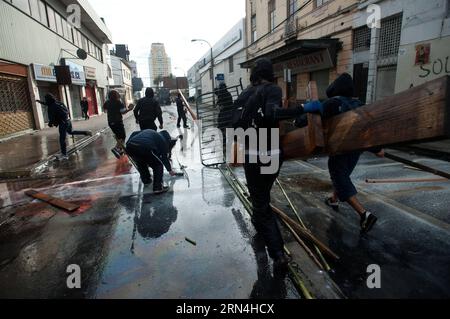 (150521) -- VALPARAISO, 21. Mai 2015 -- Demonstranten errichteten eine Barrikade während eines marsches, der vom chilenischen Studentenbund und anderen sozialen Organisationen in Valparaiso, Chile, am 21. Mai 2015 organisiert wurde. Der märz fand im Rahmen der Übergabe des zweiten öffentlichen Kontos an das Land durch die chilenische Präsidentin Michelle Bachelet statt, die eine bedeutende Beteiligung an verschiedenen Reformen forderte, die im Kongress durchgeführt wurden. und zu Ehren der beiden am 14. Mai 2015 in Valparaiso ermordeten Studenten, so die Organisatoren. Jorge Villegas) (jg) CHILE-VALPARAISO-SOCIETY-MARCH e Chile sxPresidency PUB Stockfoto