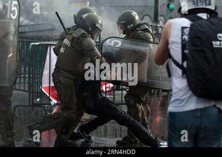 (150521) -- VALPARAISO, 21. Mai 2015 -- die Polizei von Riot hält einen Demonstranten während eines marsches fest, der vom chilenischen Studentenbund und anderen sozialen Organisationen in Valparaiso, Chile, am 21. Mai 2015 organisiert wurde. Der märz fand im Rahmen der Übergabe des zweiten öffentlichen Kontos an das Land durch die chilenische Präsidentin Michelle Bachelet statt, die eine bedeutende Beteiligung an verschiedenen Reformen forderte, die im Kongress durchgeführt wurden. und zu Ehren der beiden am 14. Mai 2015 in Valparaiso ermordeten Studenten, so die Organisatoren. Jorge Villegas) (jg) CHILE-VALPARAISO-SOCIETY-MARCH e JORGExVILLEGAS PUBLIC Stockfoto