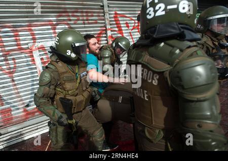 (150521) -- VALPARAISO, 21. Mai 2015 -- die Polizei von Riot hält einen Demonstranten während eines marsches fest, der vom chilenischen Studentenbund und anderen sozialen Organisationen in Valparaiso, Chile, am 21. Mai 2015 organisiert wurde. Der märz fand im Rahmen der Übergabe des zweiten öffentlichen Kontos an das Land durch die chilenische Präsidentin Michelle Bachelet statt, die eine bedeutende Beteiligung an verschiedenen Reformen forderte, die im Kongress durchgeführt wurden. und zu Ehren der beiden am 14. Mai 2015 in Valparaiso ermordeten Studenten, so die Organisatoren. Jorge Villegas) (jg) CHILE-VALPARAISO-SOCIETY-MARCH e Chile sxPresidency PU Stockfoto