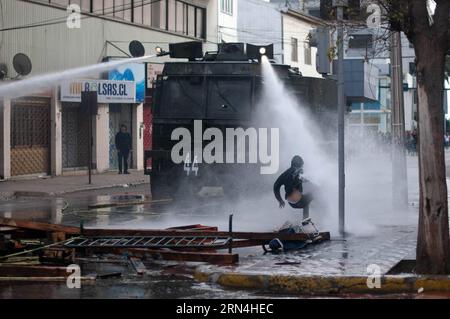 (150521) -- VALPARAISO, 21. Mai 2015 -- während eines marsches, der vom chilenischen Studentenbund und anderen sozialen Organisationen in Valparaiso, Chile, am 21. Mai 2015 organisiert wurde, startet ein Polizeifahrzeug einen Wasserstrahl auf einen Demonstranten. Der märz fand im Rahmen der Übergabe des zweiten öffentlichen Kontos an das Land durch die chilenische Präsidentin Michelle Bachelet statt, die eine bedeutende Beteiligung an verschiedenen Reformen forderte, die im Kongress durchgeführt wurden. und zu Ehren der beiden am 14. Mai 2015 in Valparaiso ermordeten Studenten, so die Organisatoren. Jorge Villegas) (jg) CHILE-VALPARAISO-SOCIETY-MA Stockfoto