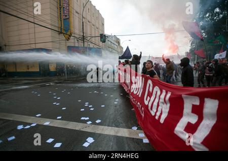 (150521) -- VALPARAISO, 21. Mai 2015 -- Ein Polizeifahrzeug wirft einen Wasserstrahl auf Demonstranten während eines marsches, der vom chilenischen Studentenbund und anderen sozialen Organisationen in Valparaiso, Chile, am 21. Mai 2015 organisiert wurde. Der märz fand im Rahmen der Übergabe des zweiten öffentlichen Kontos an das Land durch die chilenische Präsidentin Michelle Bachelet statt, die eine bedeutende Beteiligung an verschiedenen Reformen forderte, die im Kongress durchgeführt wurden. und zu Ehren der beiden am 14. Mai 2015 in Valparaiso ermordeten Studenten, so die Organisatoren.Jorge Villegas) (jg) CHILE-VALPARAISO-SOCIETY-MARCH Stockfoto