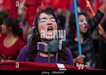 (150521) -- VALPARAISO, 21. Mai 2015 -- Ein Demonstrant schreit Parolen während eines marsches, der vom chilenischen Studentenbund und anderen sozialen Organisationen in Valparaiso, Chile, am 21. Mai 2015 organisiert wurde. Der märz fand im Rahmen der Übergabe des zweiten öffentlichen Kontos an das Land durch die chilenische Präsidentin Michelle Bachelet statt, die eine bedeutende Beteiligung an verschiedenen Reformen forderte, die im Kongress durchgeführt wurden. und zu Ehren der beiden am 14. Mai 2015 in Valparaiso ermordeten Studenten, so die Organisatoren. Jorge Villegas) (jg) CHILE-VALPARAISO-SOCIETY-MARCH e JORGExVILLEGAS PUBLICATIO Stockfoto