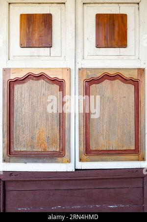 Das geschlossene Holzfenster der Ticketkabine eines alten Bahnhofs, der nicht mehr in Gebrauch ist, Schriftansicht mit dem Kopierraum. Stockfoto