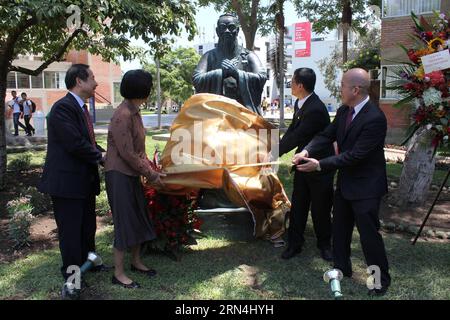 (150522) -- PEKING, 22. Mai 2015 -- Bild aufgenommen am 20. März 2014 zeigt (L-R) Präsident der Shanghai International Studies University Cao Deming, chinesischer Botschafter in Peru Huang Minhui, Direktor des Konfuzius-Instituts der Päpstlichen Katholischen Universität Perus (PUCP) Ruben Tang, und Präsident des PUCP Marcial Rubio enthüllte die Statue des Konfuzius, die von der Shanghai International Studies University an PUCP im Bezirk San Miguel des Departements Lima, Peru, gespendet wurde. Der chinesische Premierminister Li Keqiang begann am 18. Mai seine südamerikanische Reise, die Brasilien, Kolumbien, Peru und Chile umfasste. (dzl) Stockfoto