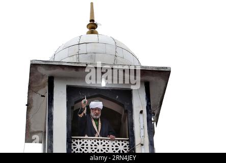 (150522) -- SRINAGAR, 22. Mai 2015 -- Ein muslimischer Priester aus Kaschmir zeigt am Freitag nach dem muslimischen Festival Mehraj-u-Alam, das den Aufstiegstag markiert 2015, im Hazratbal-Schrein in Srinagar, der Sommerhauptstadt des von Indien kontrollierten Kaschmirs, eine heilige Reliquie. Um den Aufstieg des Propheten Mohammed zu feiern, versammelten sich Hunderte muslimische Gläubige am Hazratbal-Schrein, der ein Relikt beherbergt, das als Haar aus dem Bart des Propheten angesehen wird. )(zhf) KASCHMIR-SRINAGAR-MUSLIMISCHES FESTIVAL JavedxDar PUBLICATIONxNOTxINxCHN 150522 Srinagar 22. Mai 2015 a KASCHMIR Stockfoto