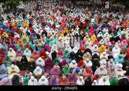 (150522) -- SRINAGAR, 22. Mai 2015 -- muslimische Frauen aus Kaschmir beten am Freitag nach dem muslimischen Festival Mehraj-u-Alam, das den Aufstiegstag markiert, am Hazratbal-Schrein in Srinagar, der Sommerhauptstadt des von Indien kontrollierten Kaschmirs, am 22. Mai 2015. Um den Aufstieg des Propheten Mohammed zu feiern, versammelten sich Hunderte muslimische Gläubige am Hazratbal-Schrein, der ein Relikt beherbergt, das als Haar aus dem Bart des Propheten angesehen wird. )(zhf) KASCHMIR-SRINAGAR-MUSLIM FESTIVAL JavedxDar PUBLICATIONxNOTxINxCHN 150522 Srinagar 22. Mai 2015 KASCHMIR-SRINAGAR-muslimische Frauen BIETEN Gebete AM folgenden Freitag AN Stockfoto