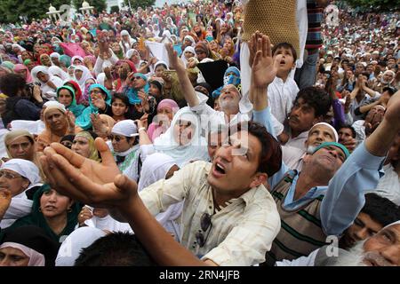 (150522) -- SRINAGAR, 22. Mai 2015 -- Kaschmiri-Muslime suchen Segen, da ein Priester (unsichtbar) am Freitag nach dem muslimischen Festival Mehraj-u-Alam, das den Aufstiegstag markiert, am Hazratbal-Schrein in Srinagar, der Sommerhauptstadt des von Indien kontrollierten Kaschmirs, eine heilige Reliquie zeigt 2015, die vermutlich vom Propheten Mohammed stammt. Um den Aufstieg des Propheten Mohammed zu feiern, versammelten sich Hunderte muslimische Gläubige am Hazratbal-Schrein, der ein Relikt beherbergt, das als Haar aus dem Bart des Propheten angesehen wird. )(zhf) KASCHMIR-SRINAGAR-MUSLIMISCHES FESTIVAL JavedxDar PUBLICATIONxNOTxINxCHN 150522 Srin Stockfoto