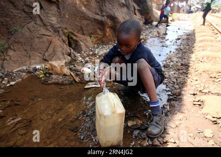 (150522) -- NAIROBI, 22. Mai 2015 -- Ein Schuljunge holt stehendes Wasser neben der Eisenbahnlinie in Kibera Slums, wo Cholera am 22. Mai 2015 in Nairobi, Kenia gemeldet wurde. Ärzte aus Kenias Landes- und Bezirksregierungen haben beschlossen, den jüngsten Choleraausbruch in dem Land innerhalb der nächsten 30 Tage zu beenden. Seit Anfang Januar wurden in den 11 Kenianischen Bezirken Cholerafälle gemeldet, bei denen 65 Menschen ums Leben kamen. )(zdz) KENIA-NAIROBI-CHOLERA-AUSBRUCH JohnxOkoyo PUBLICATIONxNOTxINxCHN 150522 Nairobi 22. Mai 2015 ein Schuljunge holt stehendes Wasser neben der Eisenbahnlinie IN Kibera SL Stockfoto